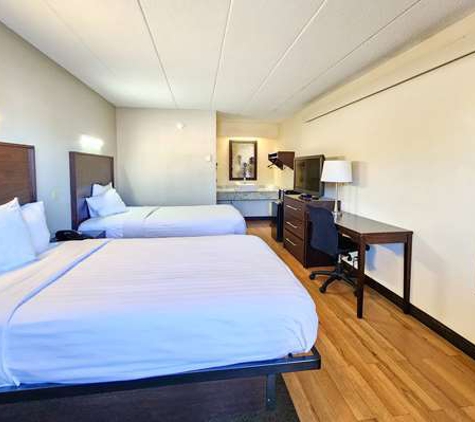 Travelodge by Wyndham Peoria - Peoria, IL