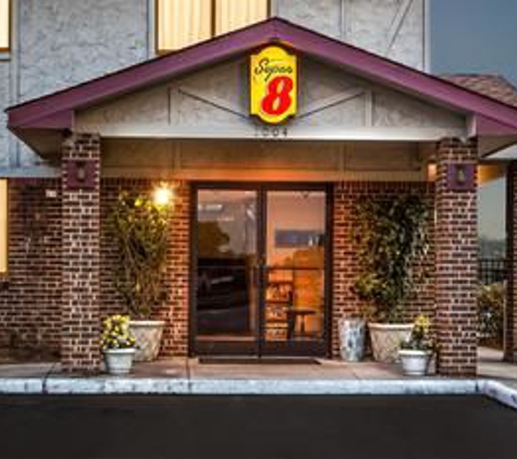 Super 8 by Wyndham Greenville - Greenville, NC