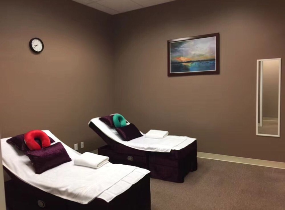 Holiday House Spa - Universal City, TX. room