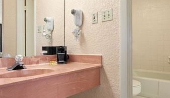 Days Inn by Wyndham Fort Pierce Midtown - Fort Pierce, FL