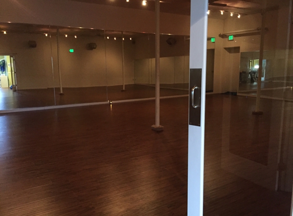SoCal Hot Yoga | Brentwood - Los Angeles, CA. All mirrors studio!