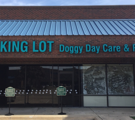 Barking Lot Doggy Daycare and Resort - Carrollton, TX