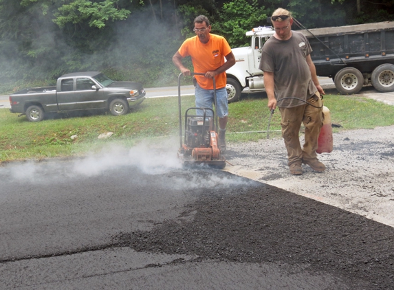 Pisgah Asphalt, Inc. - Etowah, NC. Hand-tamped edges for sealing and neatness