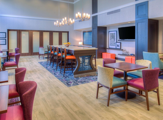 Hampton Inn & Suites Wixom - Wixom, MI