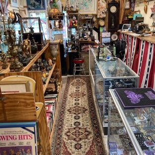 Robert's Antiques - Deerfield Beach, FL