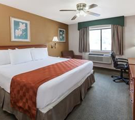 Ramada by Wyndham Oklahoma City Airport North - Oklahoma City, OK