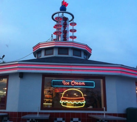 Wayne's Drive-In - Cedarburg, WI