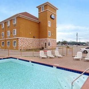 Days Inn & Suites by Wyndham Cleburne TX - Cleburne, TX