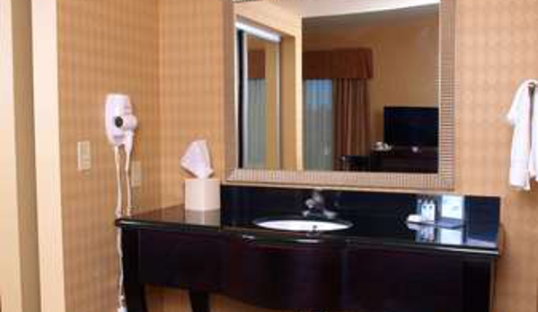 Hampton Inn & Suites-Knoxville/North I-75 - Knoxville, TN