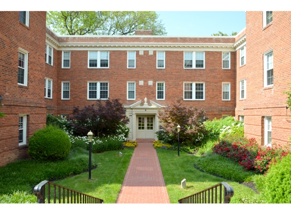 Manor House Apartments - Alexandria, VA