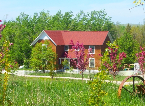 Farm House Cottage Vacation Rentals - Arcadia, MI