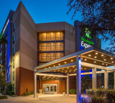 Holiday Inn Express & Suites San Antonio Medical Ctr North - San Antonio, TX