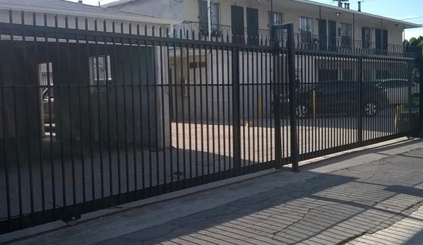 J & J Fence and Construction - Compton, CA