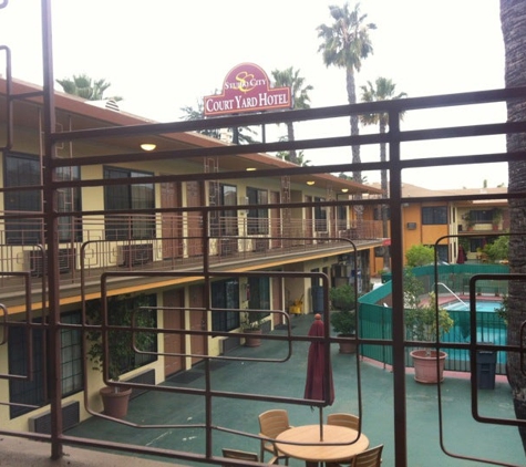 Studio City Court Yard Hotel - Studio City, CA