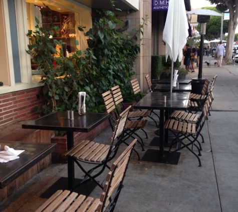 Larchmont Bungalow - Los Angeles, CA. Outdoor seating