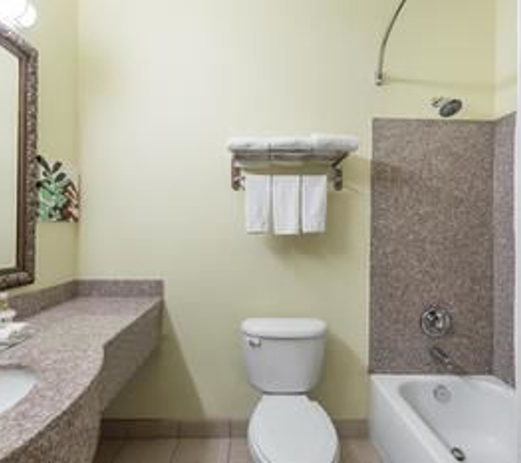 Days Inn & Suites by Wyndham Cleburne TX - Cleburne, TX