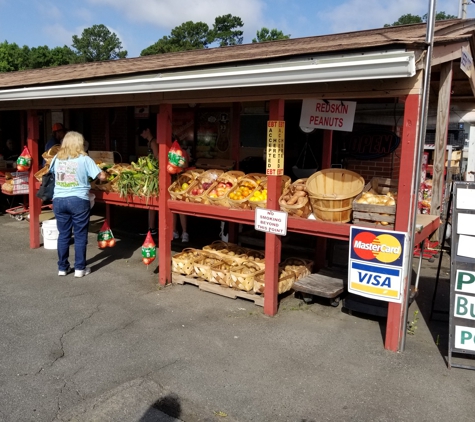 Savannah State Farmers Market - Savannah, GA. Bill Lewis of Vero Beach, Florida,  visiting the Savannah State Farmers Market in Savannah, Georgia.