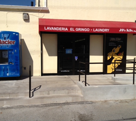 Lavanderia Laundromat - Canoga Park, CA