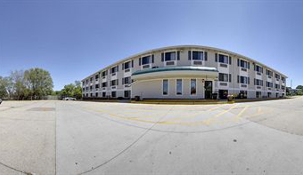 Super 8 by Wyndham Iowa City/Coralville - Coralville, IA