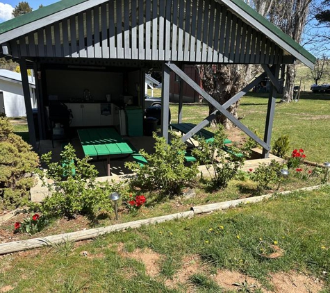 Alpine Tourist Park - Adaminaby, NSW. Outdoor BBQ area and kitchen