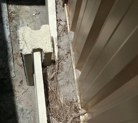 Swan Fencing - Bull Creek, WA. Top view of slat leaning against gate post and incorrect placement of slat on H post.
