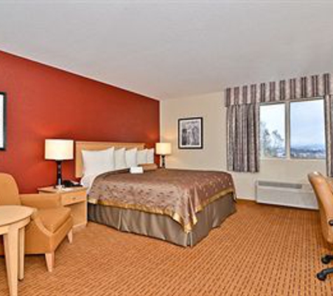 Clackamas Inn & Suites - Clackamas, OR