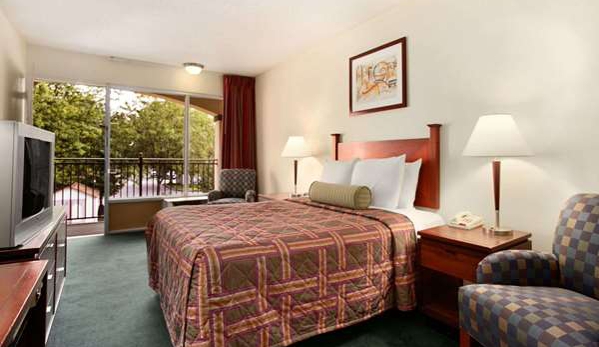 Travelodge by Wyndham Waukegan Gurnee - Waukegan, IL