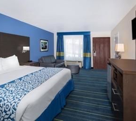 Days Inn & Suites by Wyndham Anaheim At Disneyland Park - Anaheim, CA