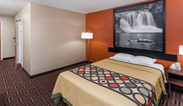 Super 8 by Wyndham Rochester - Rochester, IN