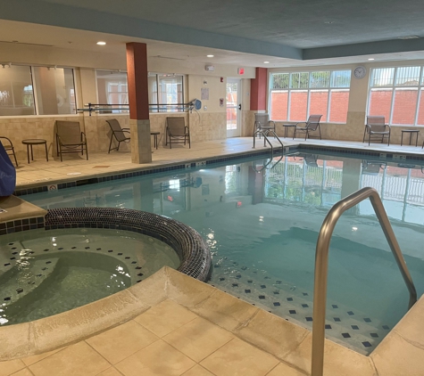 Holiday Inn Express & Suites Grand Rapids-North - Grand Rapids, MI