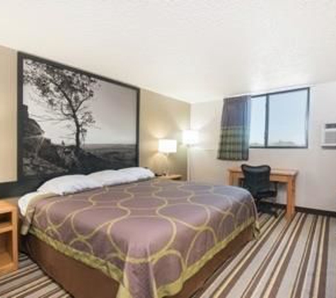 Super 8 by Wyndham Jamestown - Jamestown, ND