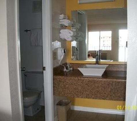 Amber Inn & Suites - Kissimmee, FL