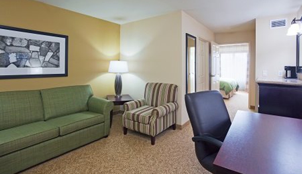 Country Inns & Suites - Minot, ND