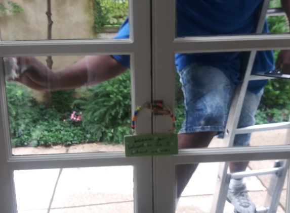 AAA cleaning - Baltimore, MD. Cleaning windows in Roland park.