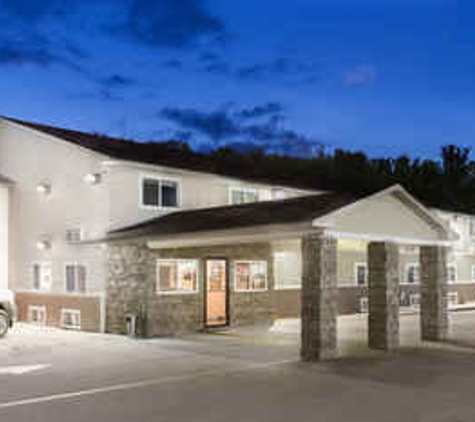 Super 8 by Wyndham Fort Madison - Fort Madison, IA