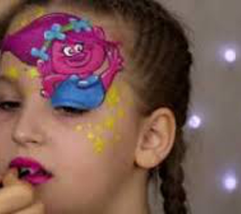 Face Painting & Caricatures - Chicago, IL. Face Painter beautifully paints Poppy