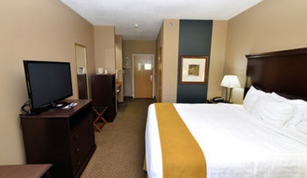 Boulders Inn & Suites Denison - Denison, IA