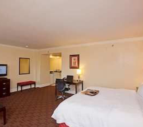 Hampton Inn & Suites Stamford - Stamford, CT