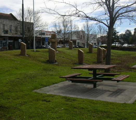 Lincoln Grove Monuments & Memorials - West Tamworth, NSW