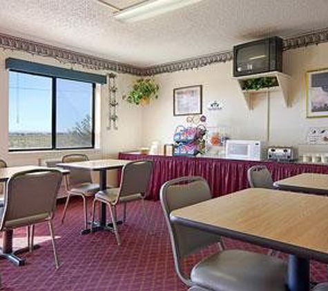 Super 8 by Wyndham Carlsbad - Carlsbad, NM