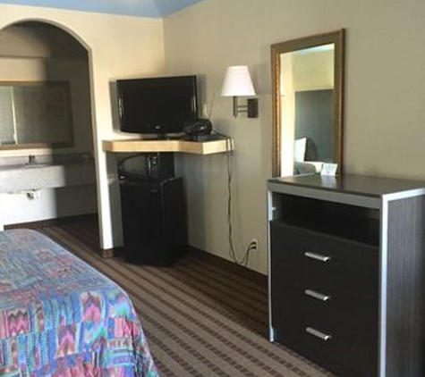 Camelot Inn & Suites - Houston, TX