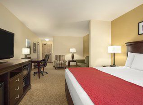 Country Inns & Suites - Minot, ND