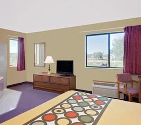 Super 8 by Wyndham Dyersville - Dyersville, IA