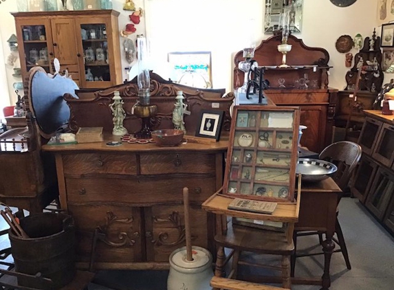 Attic Treasures Antiques & Collectables - West Liberty, IA