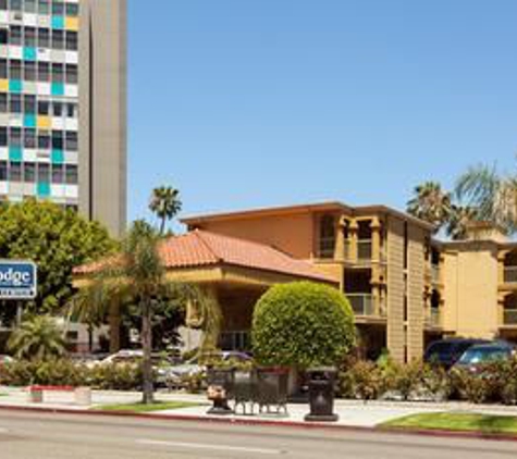 Travelodge by Wyndham Long Beach Convention Center - Long Beach, CA