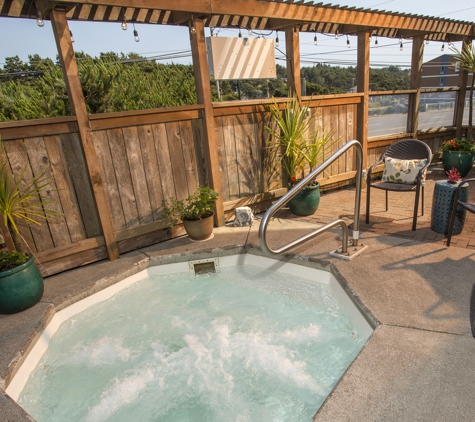 Shearwater Inn - Lincoln City, OR. Hot Tub