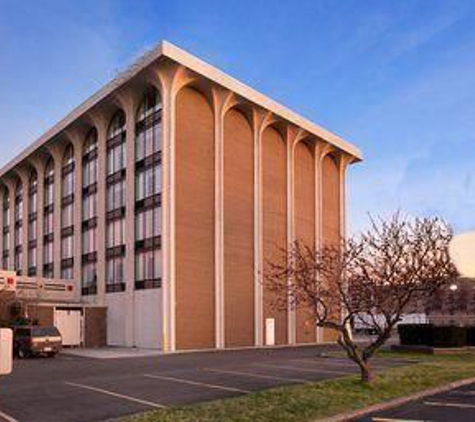 Days Inn & Suites by Wyndham Elyria - Elyria, OH