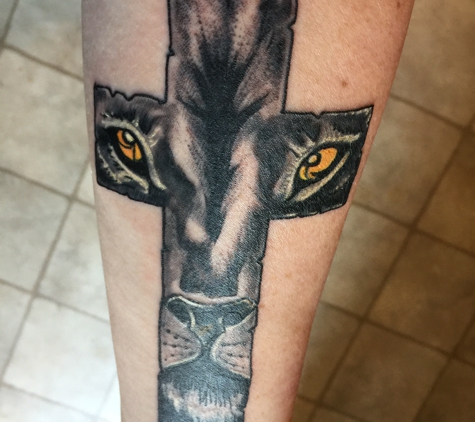 Tattoo Jungle - Calera, AL. Cross w/the Lion of Judah inside. Done by Jeff Browning. I love the story of the Kion Of Judah and Christianity is where my ❤️ will always be