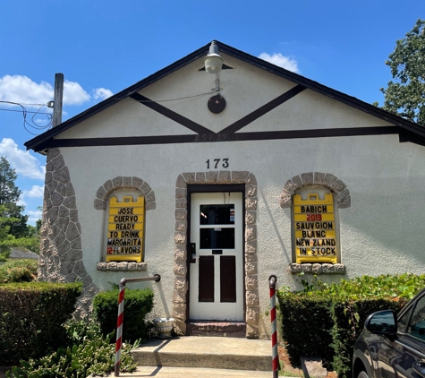 Henry's Liquor Store - Wrightstown, NJ