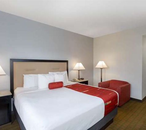 Days Inn & Suites by Wyndham Lakeland - Lakeland, FL